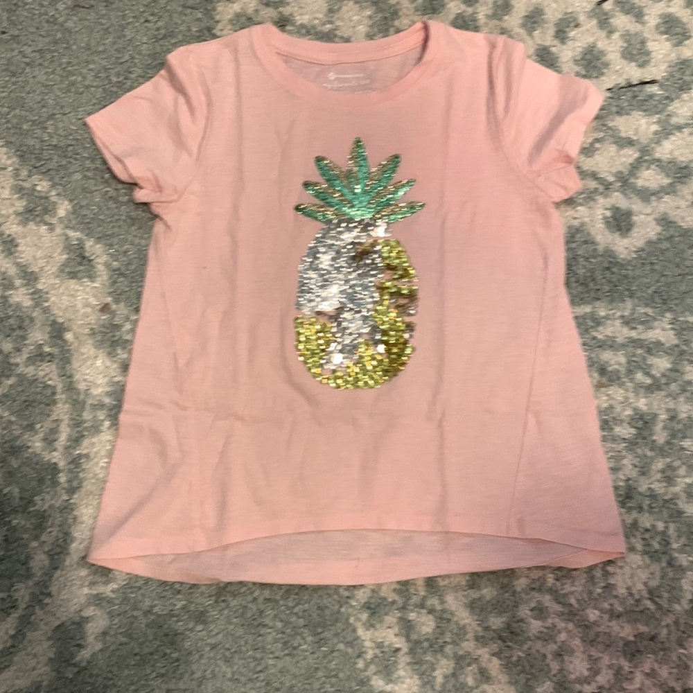 This shirt has a pineapple on it it can change colors.